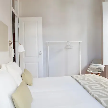 Alfama Graca District Typical & Bright , 3 Bedroom With Ac 1st Floor Лиссабон