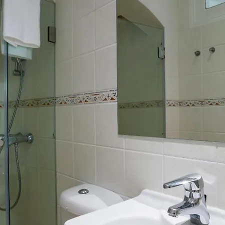 Alfama Graca District Typical & Bright , 3 Bedroom With Ac 1st Floor * Lisbon