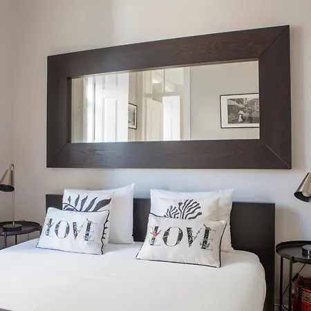 Apartment Alfama Graca District Typical & Bright , 3 Bedroom With Ac 1st Floor