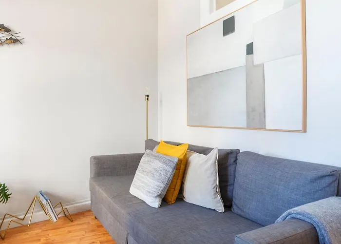 Апартаменты Alfama Graca District Typical & Bright , 3 Bedroom With Ac 1st Floor Лиссабон