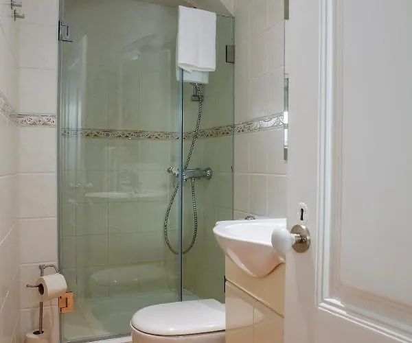 Alfama Graca District Typical & Bright , 3 Bedroom With Ac 1st Floor