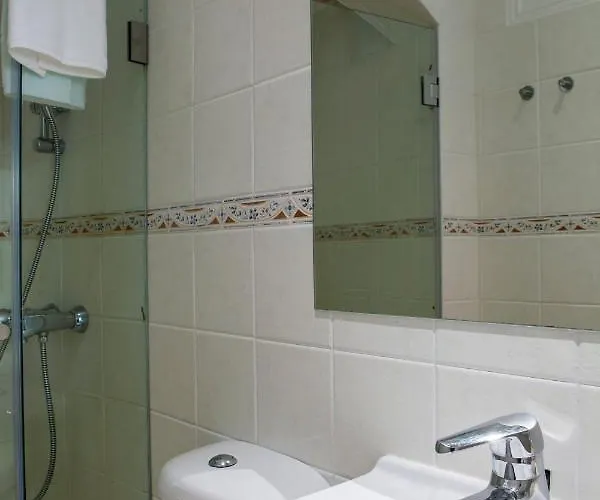 Alfama Graca District Typical & Bright , 3 Bedroom With Ac 1st Floor * ליסבון