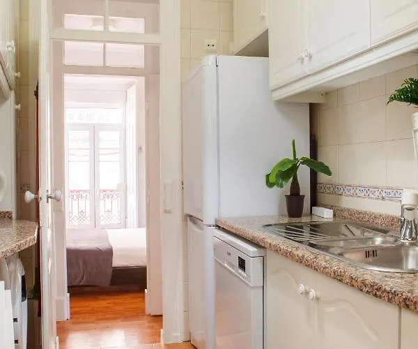 Alfama Graca District Typical & Bright , 3 Bedroom With Ac 1st Floor * ליסבון