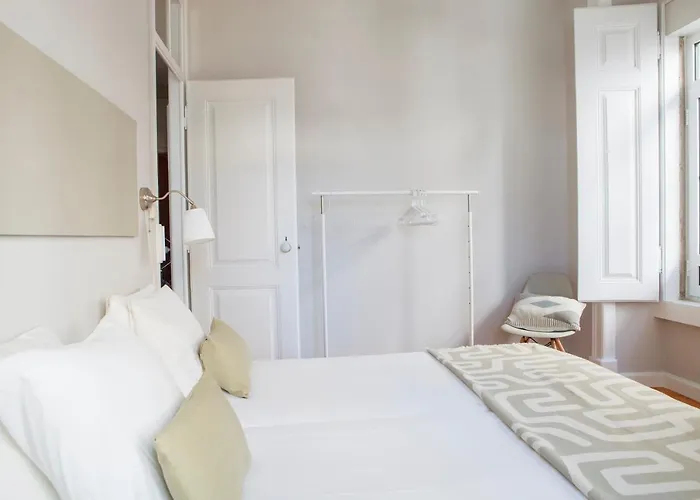Alfama Graca District Typical & Bright , 3 Bedroom With Ac 1st Floor ליסבון