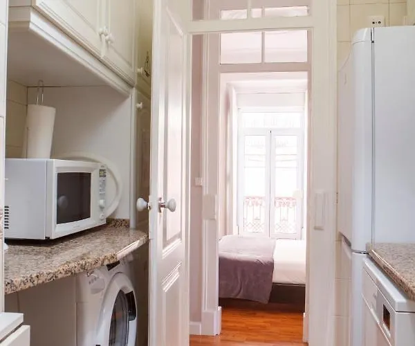 Alfama Graca District Typical & Bright , 3 Bedroom With Ac 1st Floor ליסבון