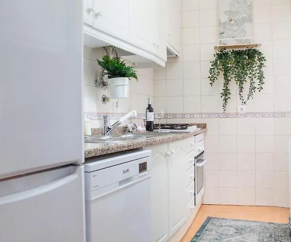 Alfama Graca District Typical & Bright , 3 Bedroom With Ac 1st Floor * ליסבון