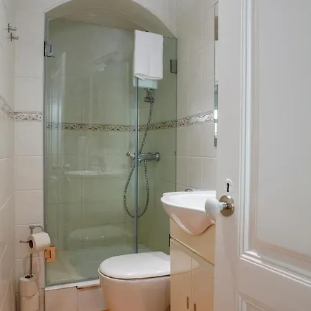 Alfama Graca District Typical & Bright , 3 Bedroom With Ac 1st Floor